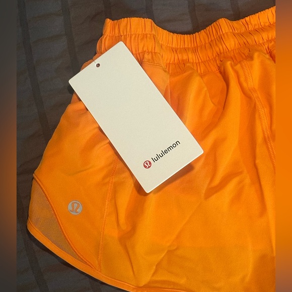 lululemon Hotty Hot Low-Rise Lined Short 2.5" - Picture 3 of 3